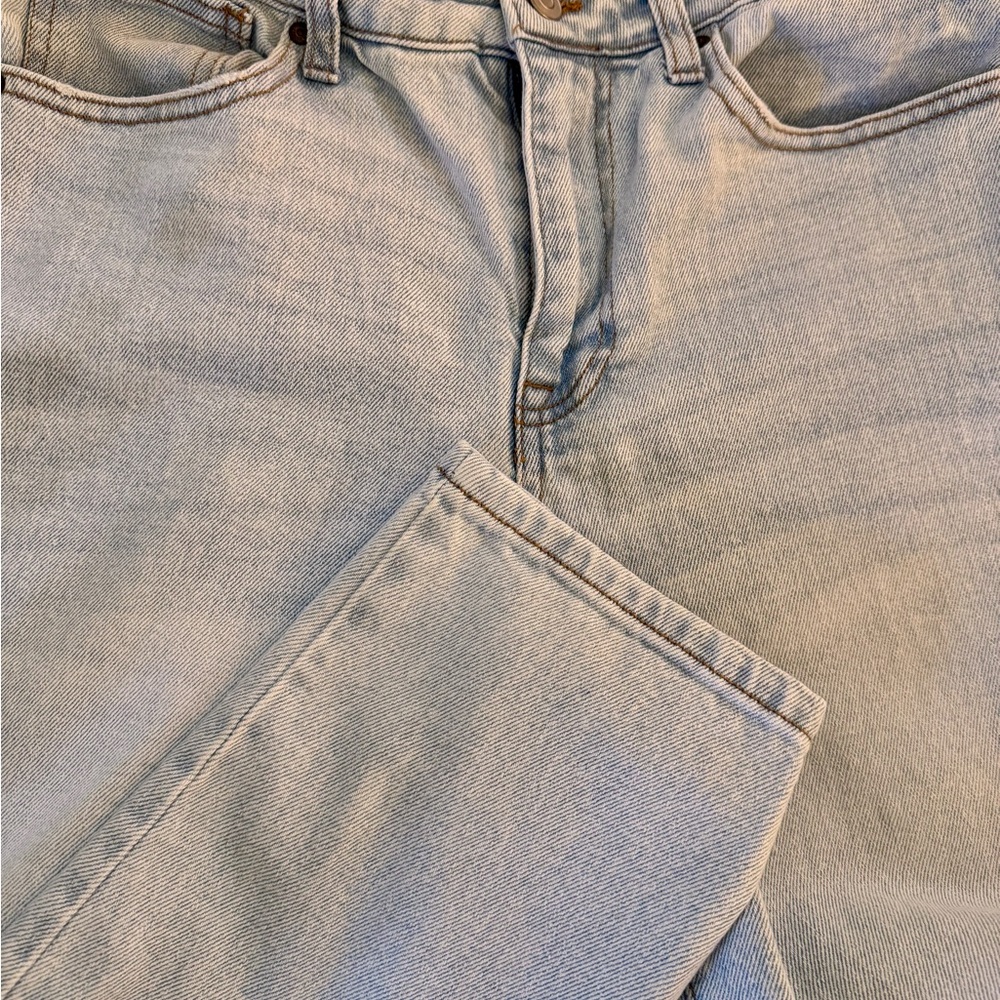 No Boundaries High Rise Mom Light Jeans with Distressed Details - Picture 7 of 9